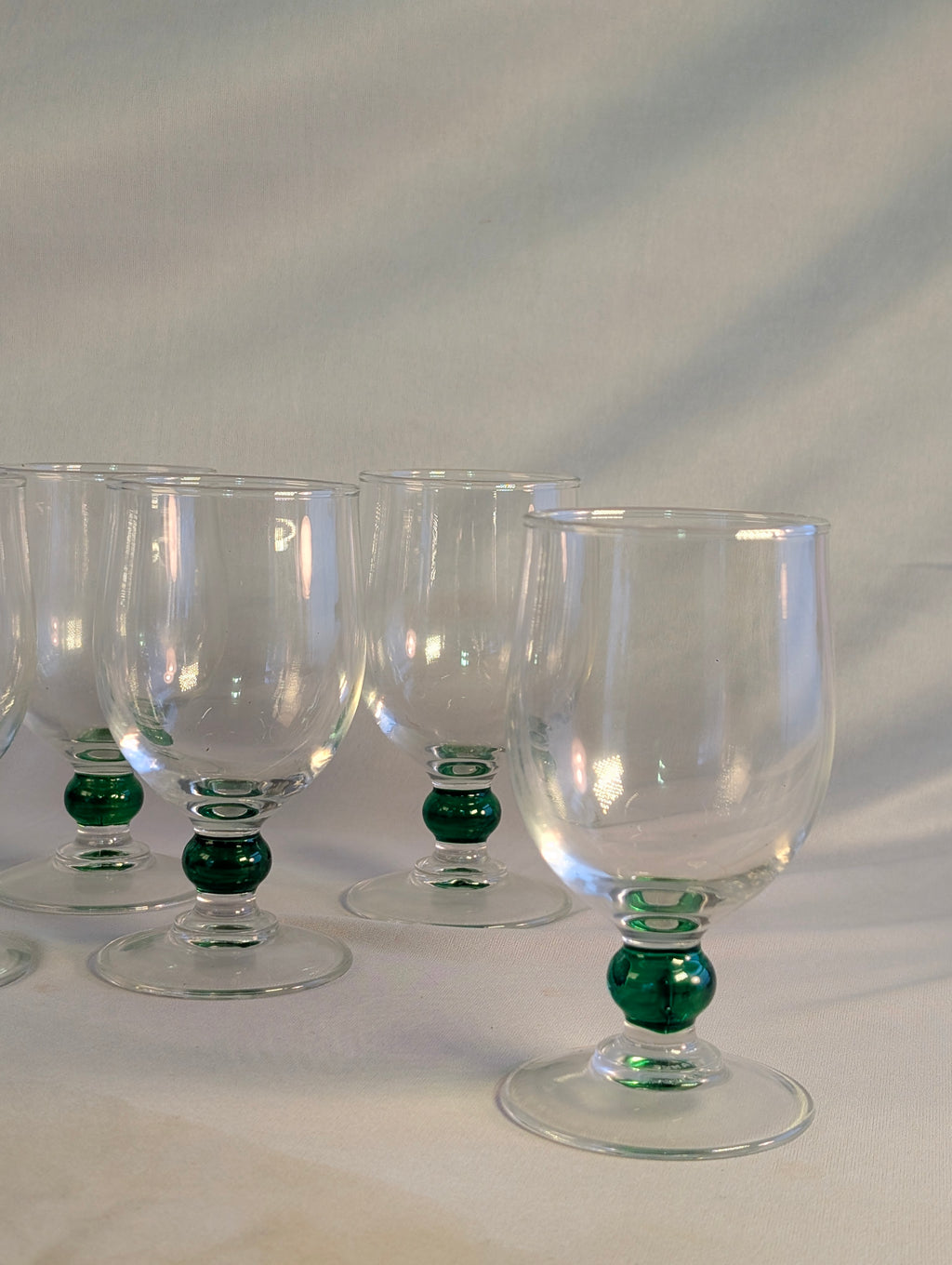 Set of 8 french glasses with Emerald stems