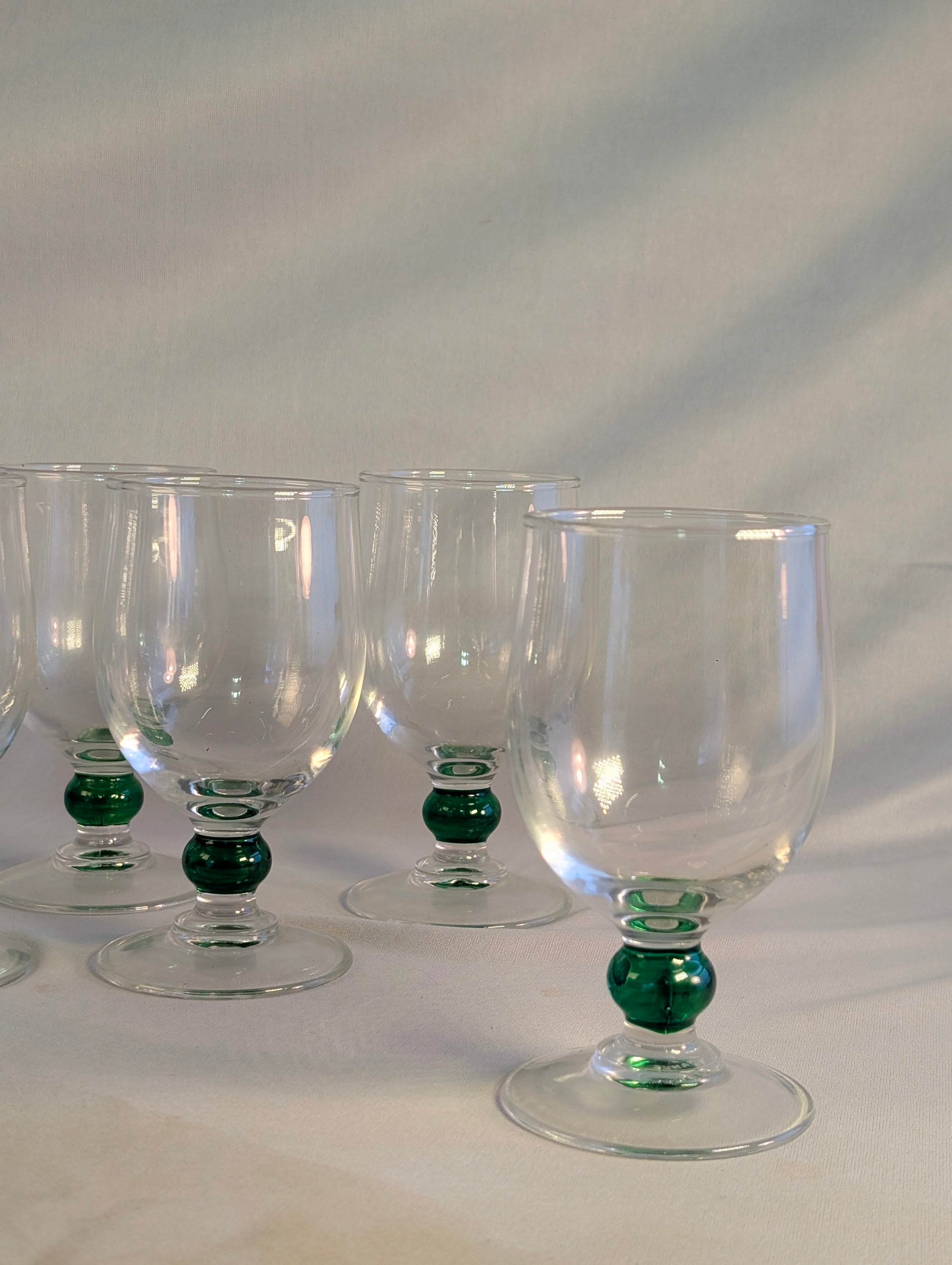 Set of 8 french glasses with Emerald stems
