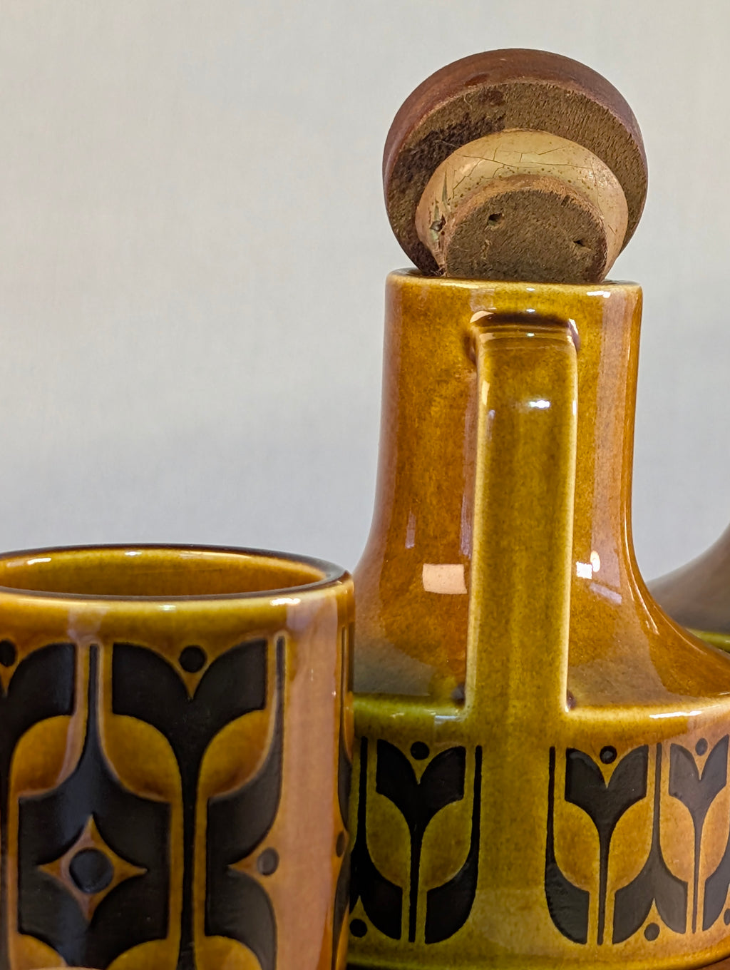 Hornsea Heirloom cruet set on wooden base.