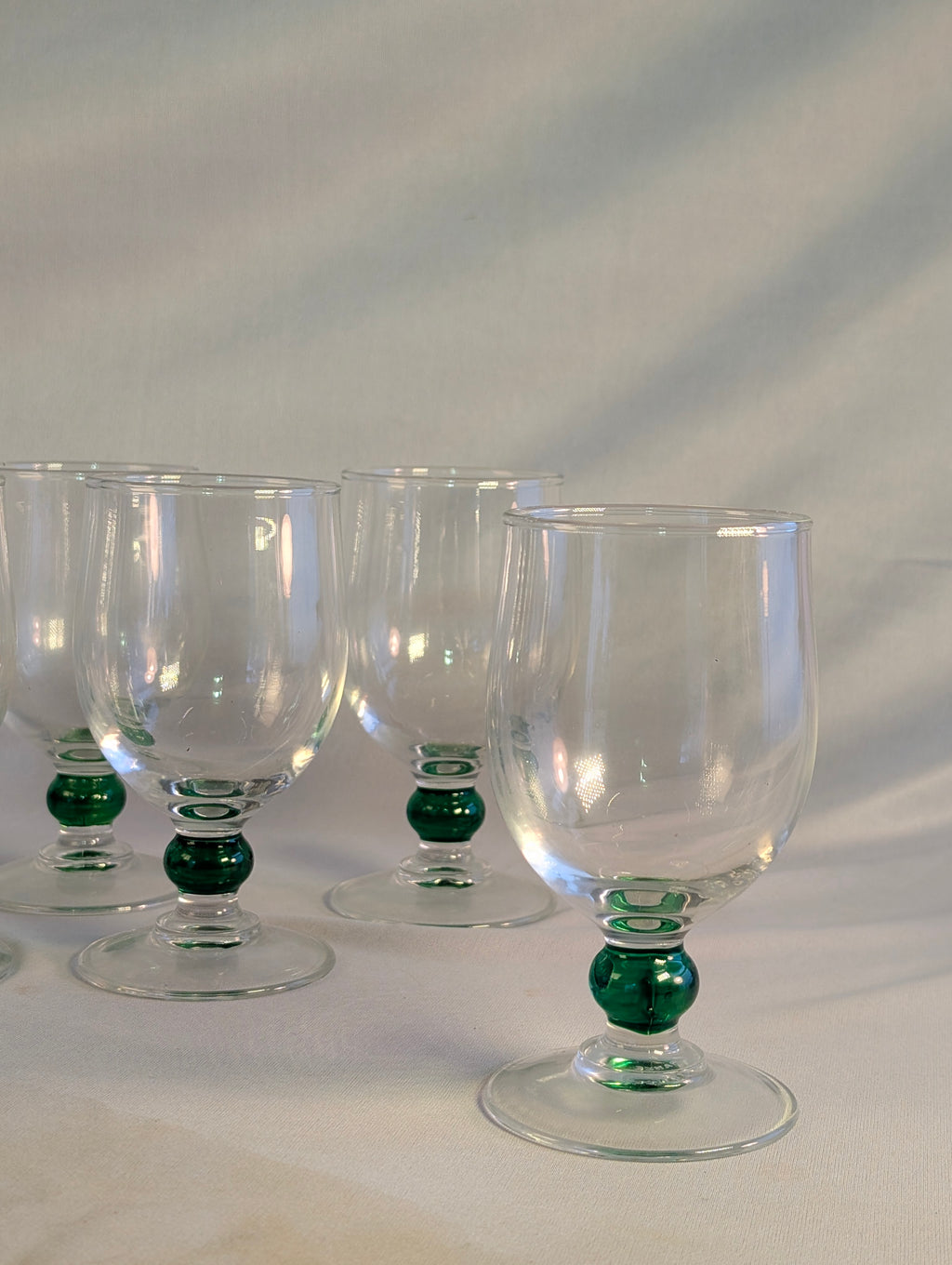 Set of 8 french glasses with Emerald stems