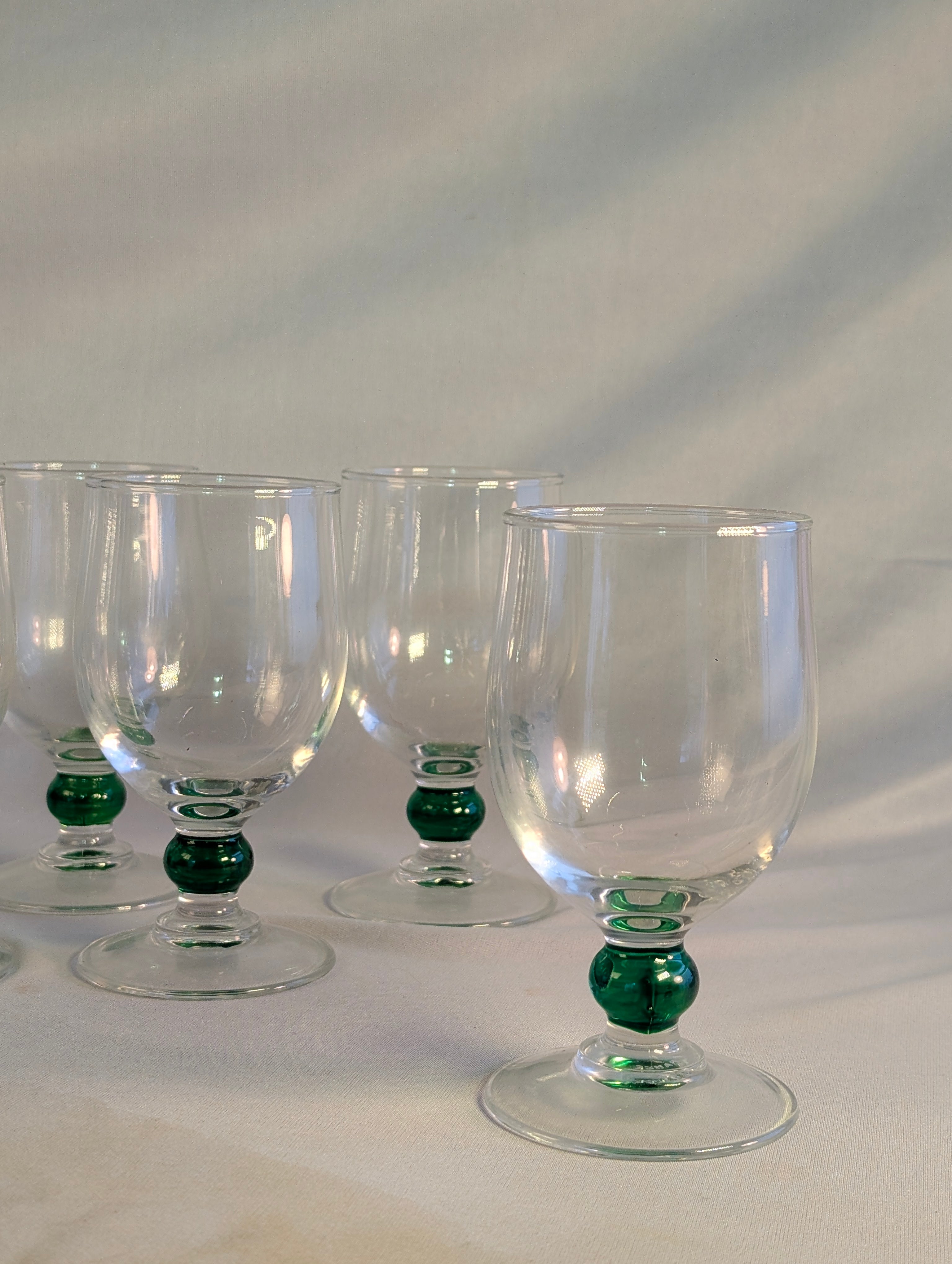 Set of 8 french glasses with Emerald stems