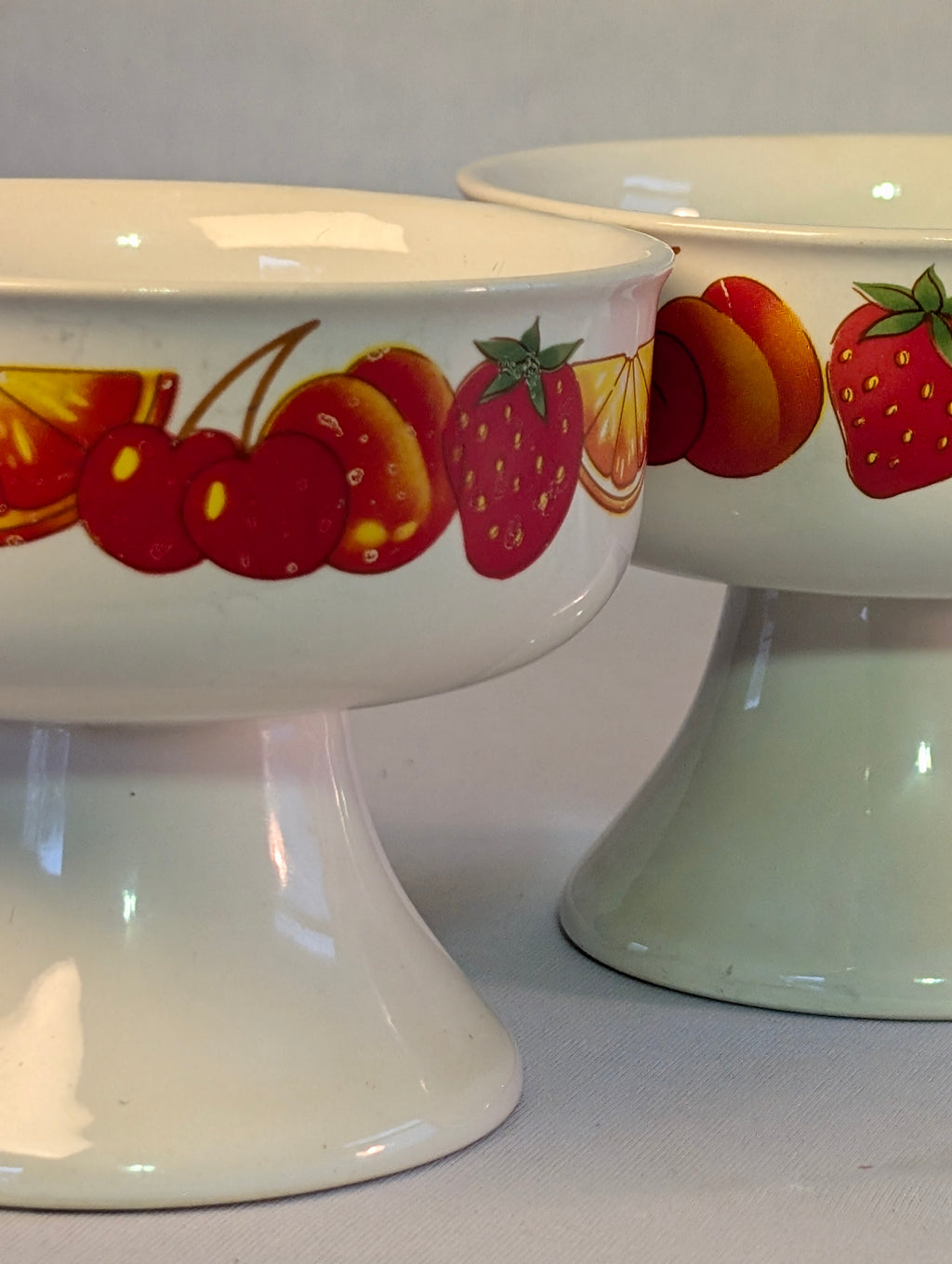Set of 8 dessert bowls / ice cream bowls with a 1970s fruit pattern