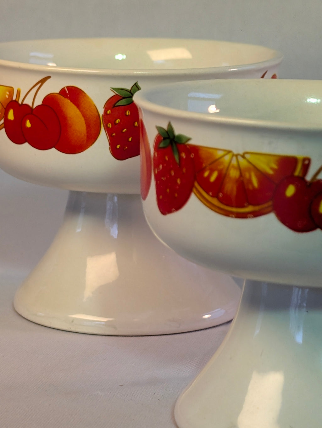 Set of 8 dessert bowls / ice cream bowls with a 1970s fruit pattern