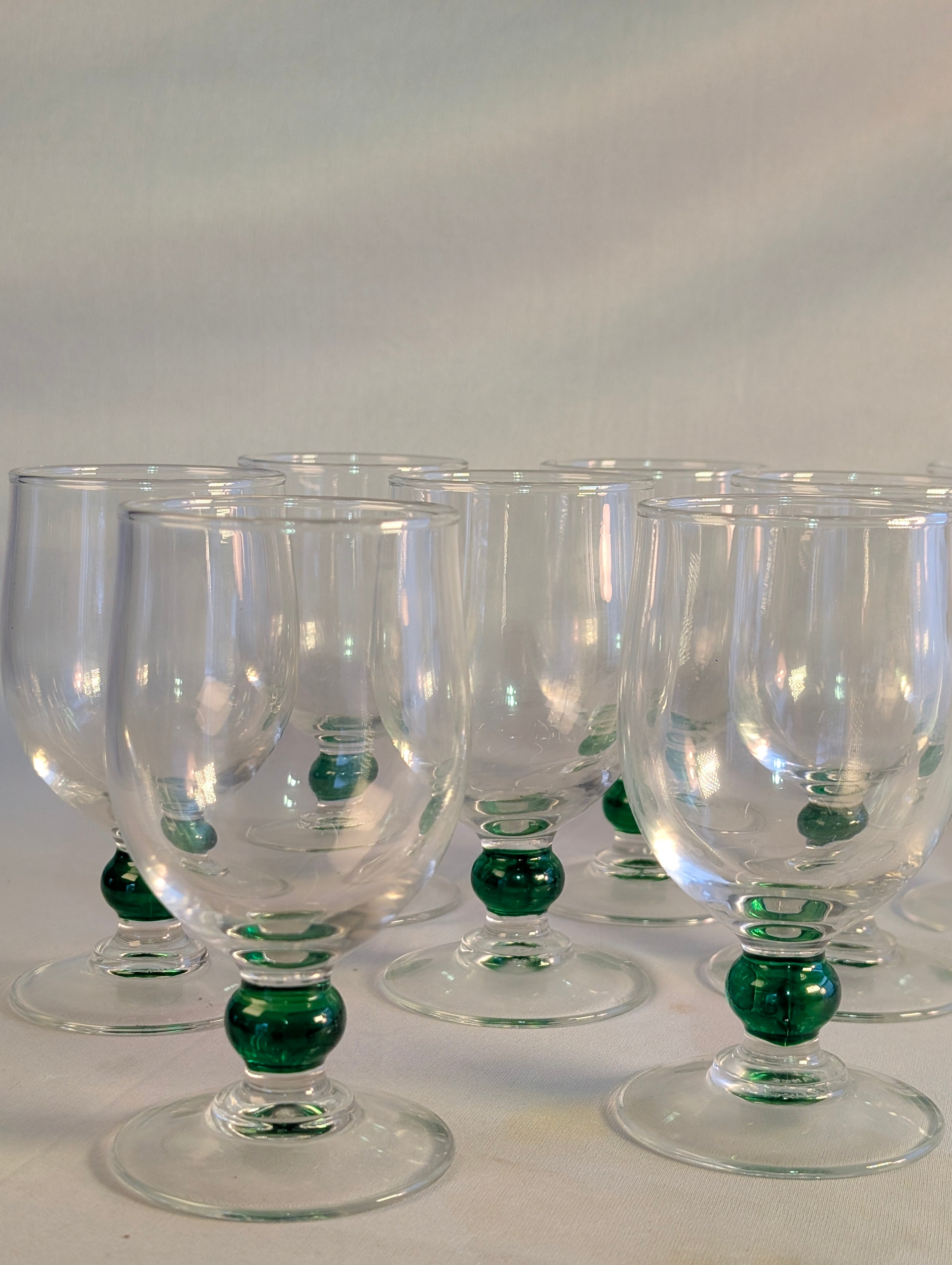 Set of 8 french glasses with Emerald stems