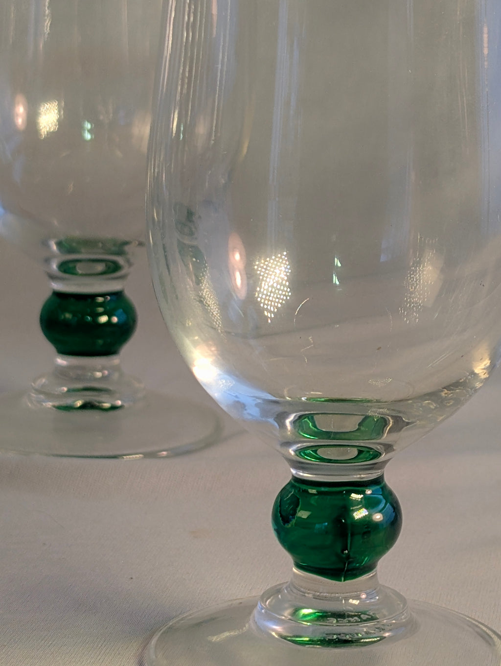 Set of 8 french glasses with Emerald stems